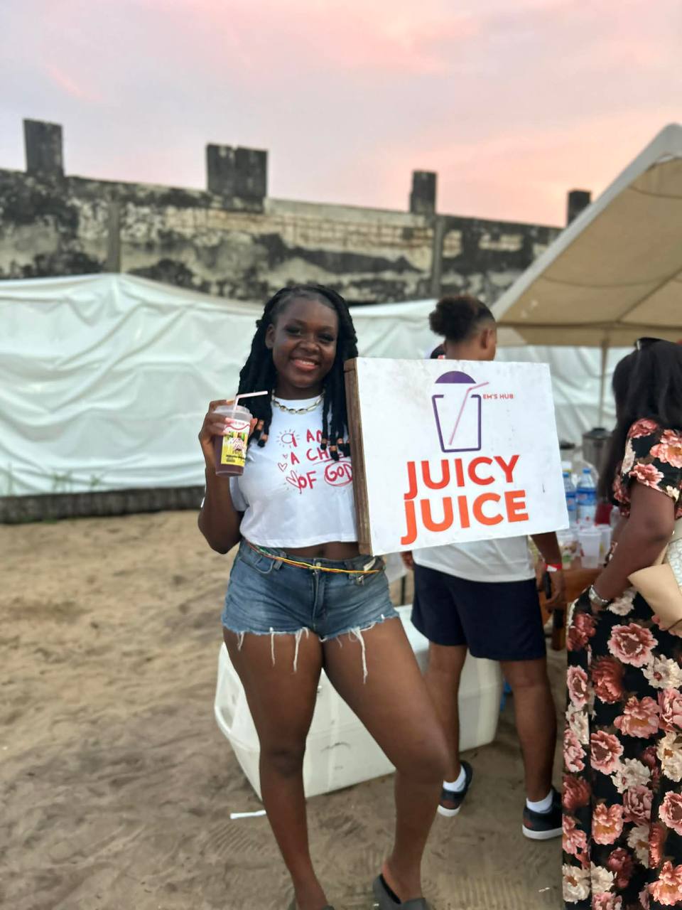 Juicy Juice pop-up stand customers